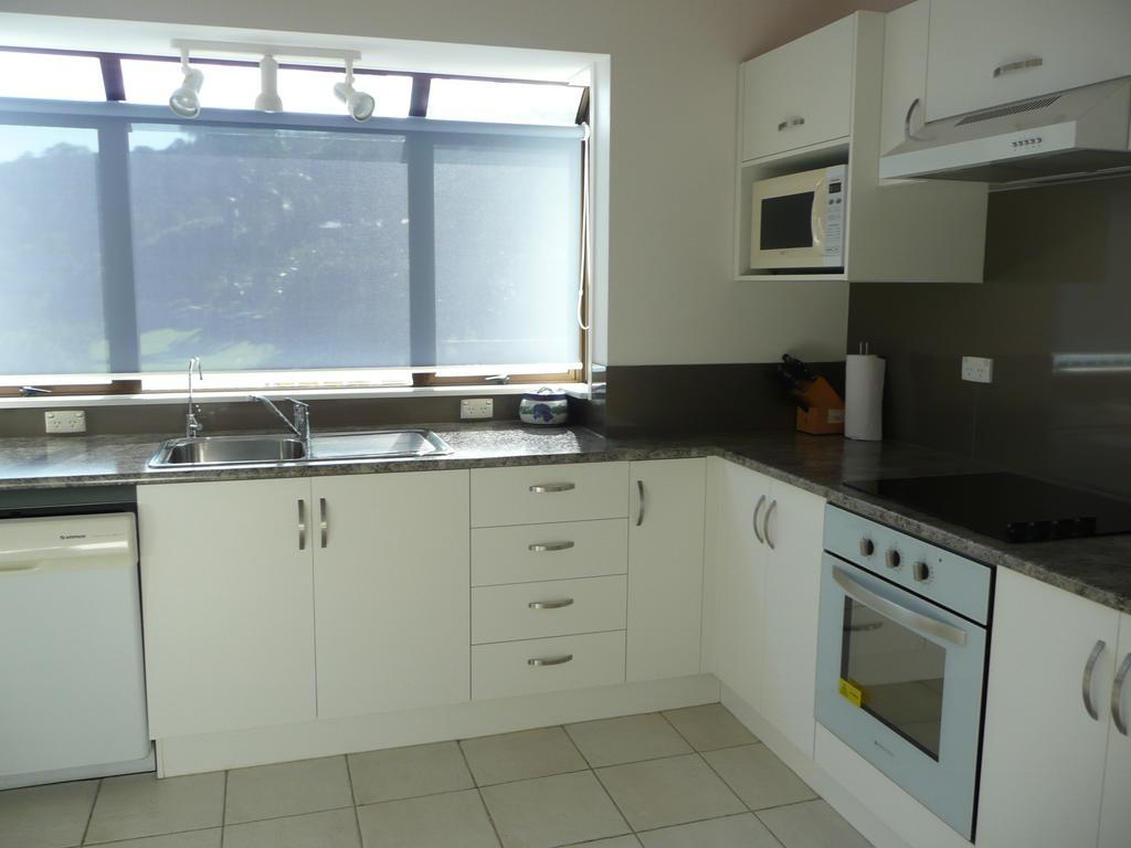 By The Bay Beachfront Apartments Mangonui Exteriör bild