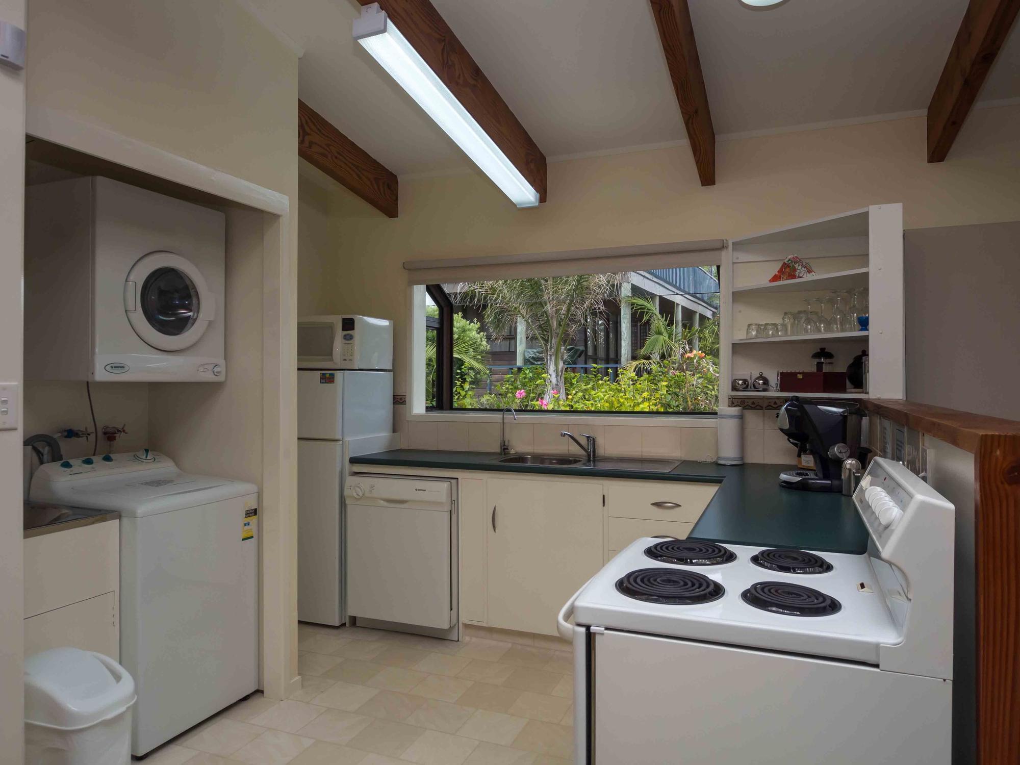 By The Bay Beachfront Apartments Mangonui Exteriör bild