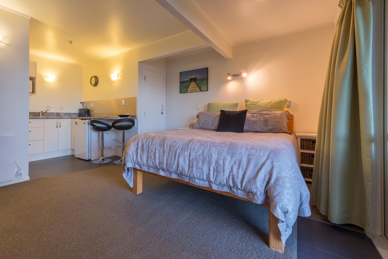 By The Bay Beachfront Apartments Mangonui Exteriör bild