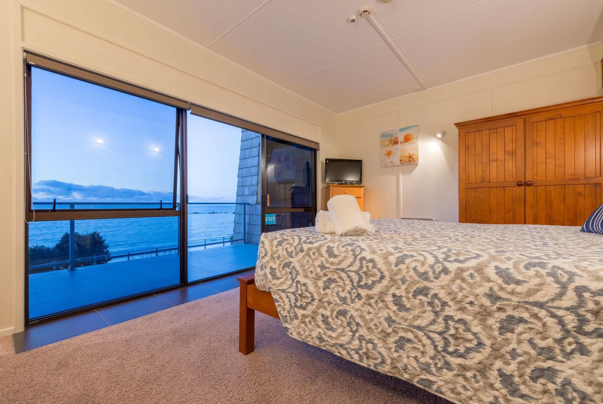 By The Bay Beachfront Apartments Mangonui Exteriör bild
