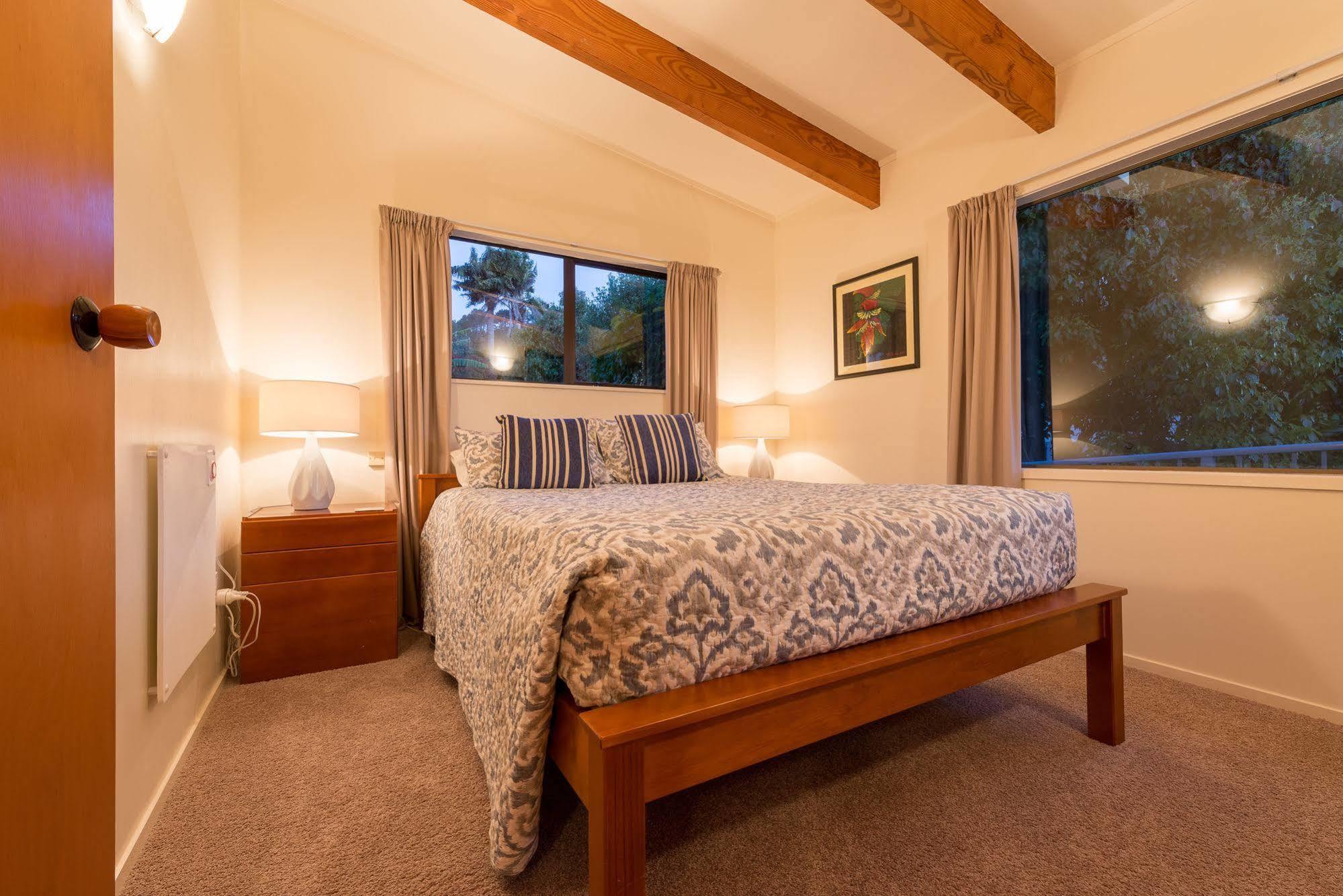 By The Bay Beachfront Apartments Mangonui Exteriör bild
