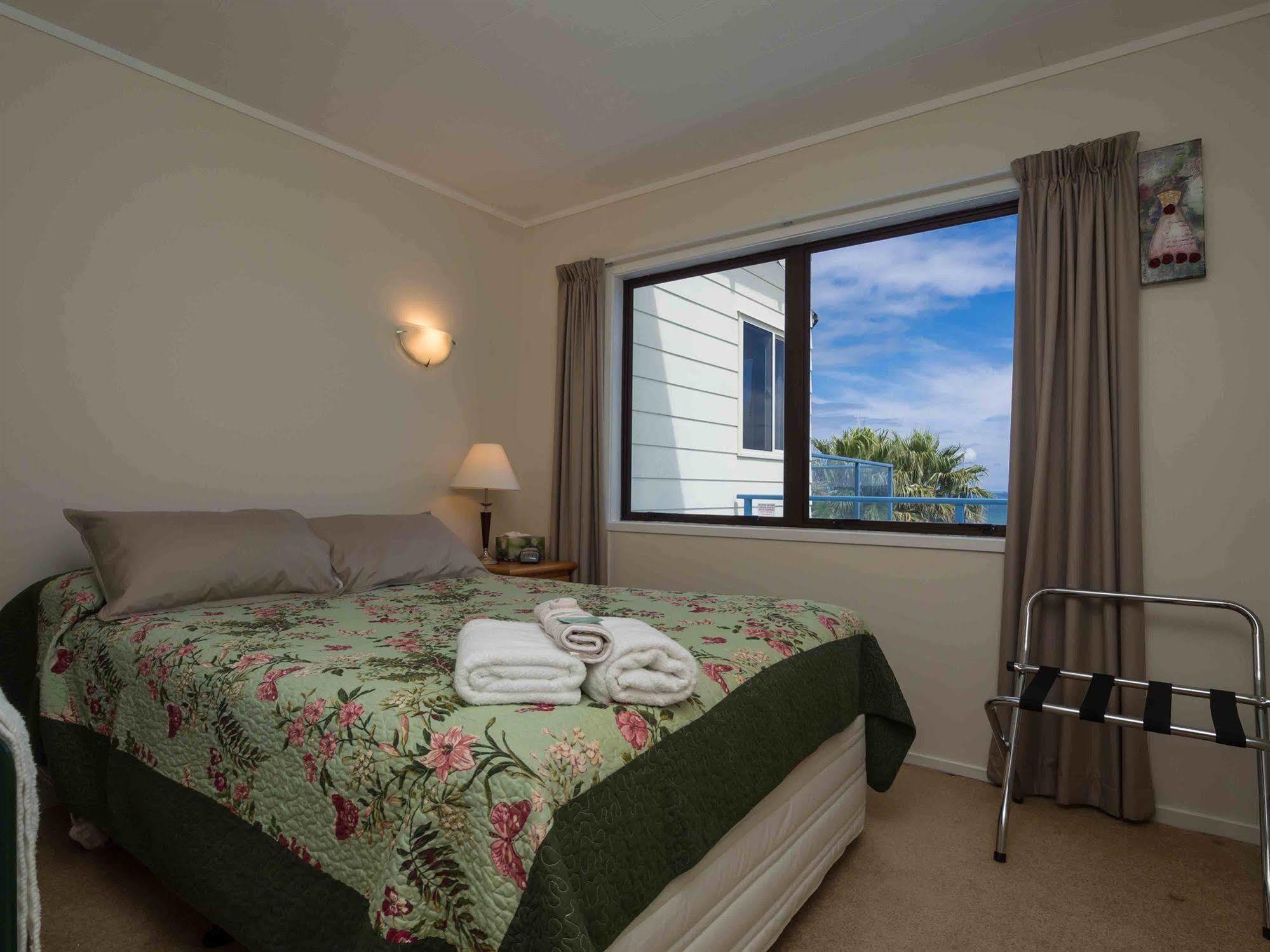 By The Bay Beachfront Apartments Mangonui Exteriör bild