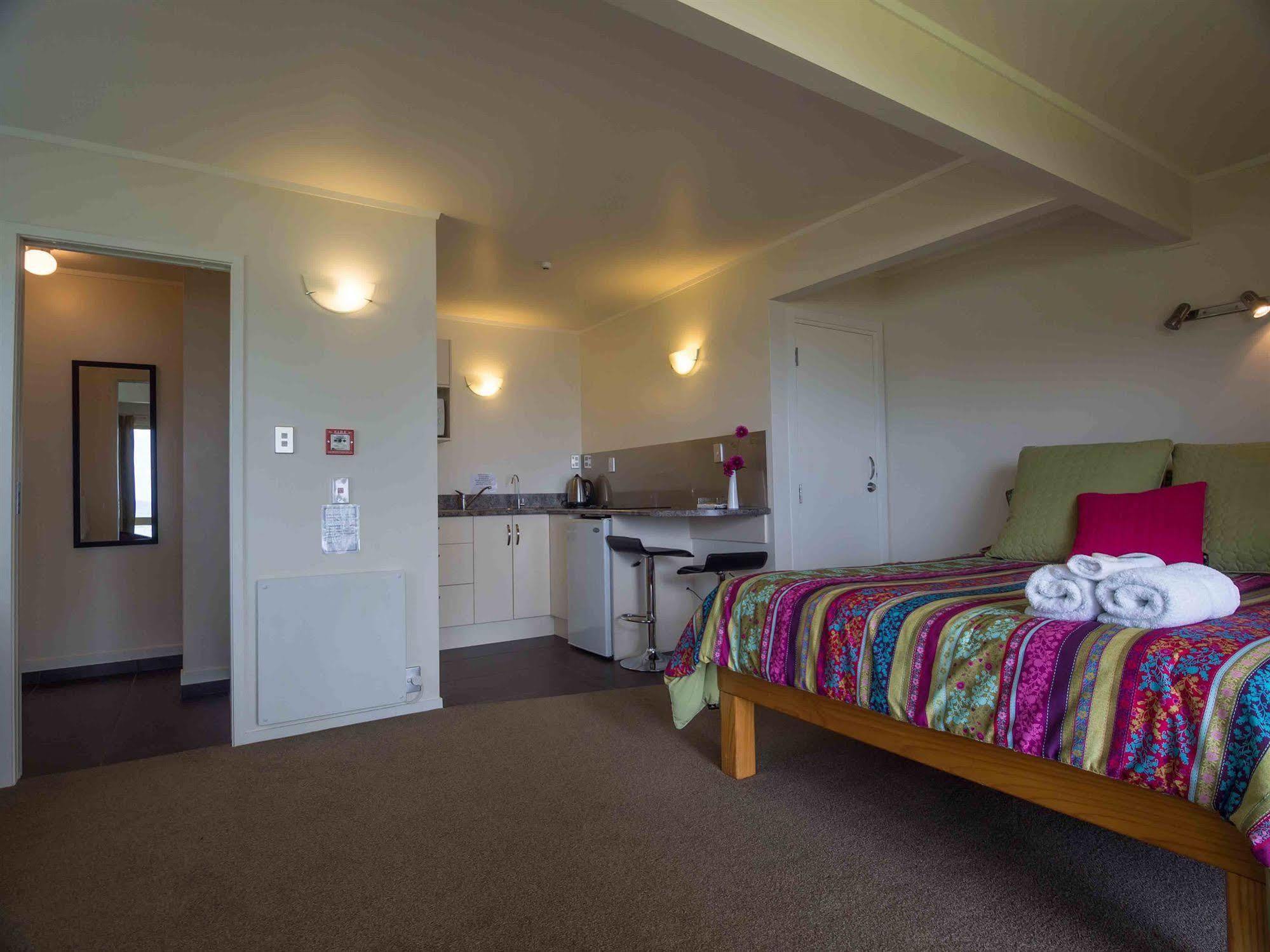 By The Bay Beachfront Apartments Mangonui Exteriör bild