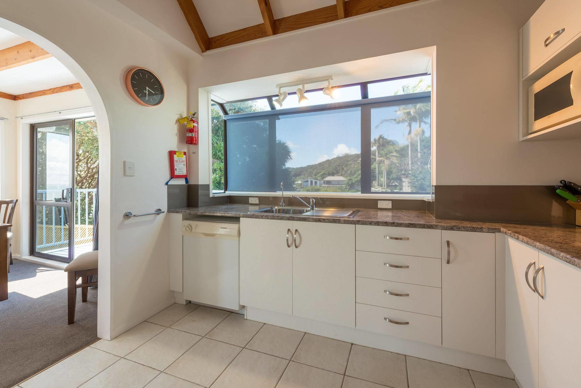 By The Bay Beachfront Apartments Mangonui Exteriör bild